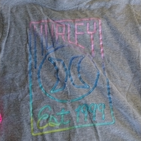 You mean the two tank tops 1 Hurley girls t-shirt with design - Picture 3 of 4